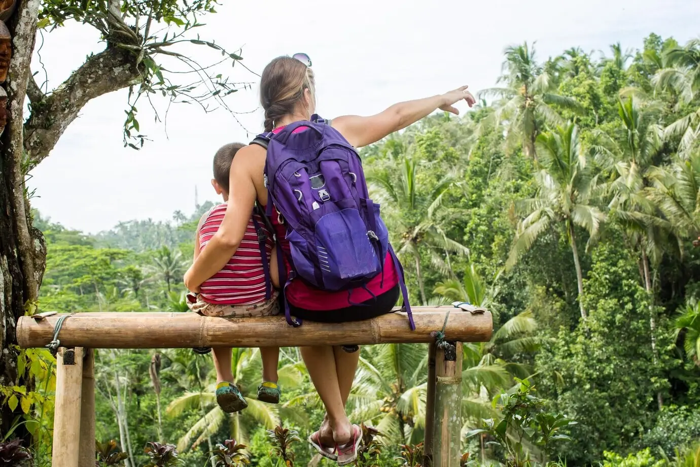 Mutter und Sohn betrachten den Ausblick auf die Reisfelder in Ubud, Bali.