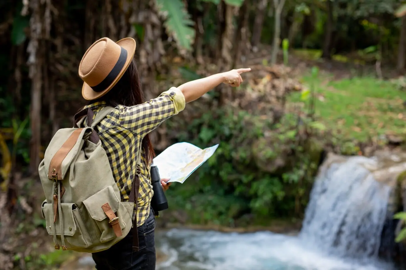 Junge reisende Person