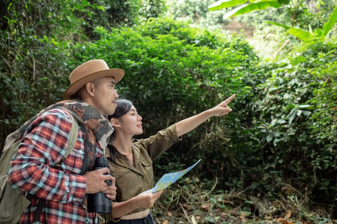 Junger Mann und junge Frau als Wanderer